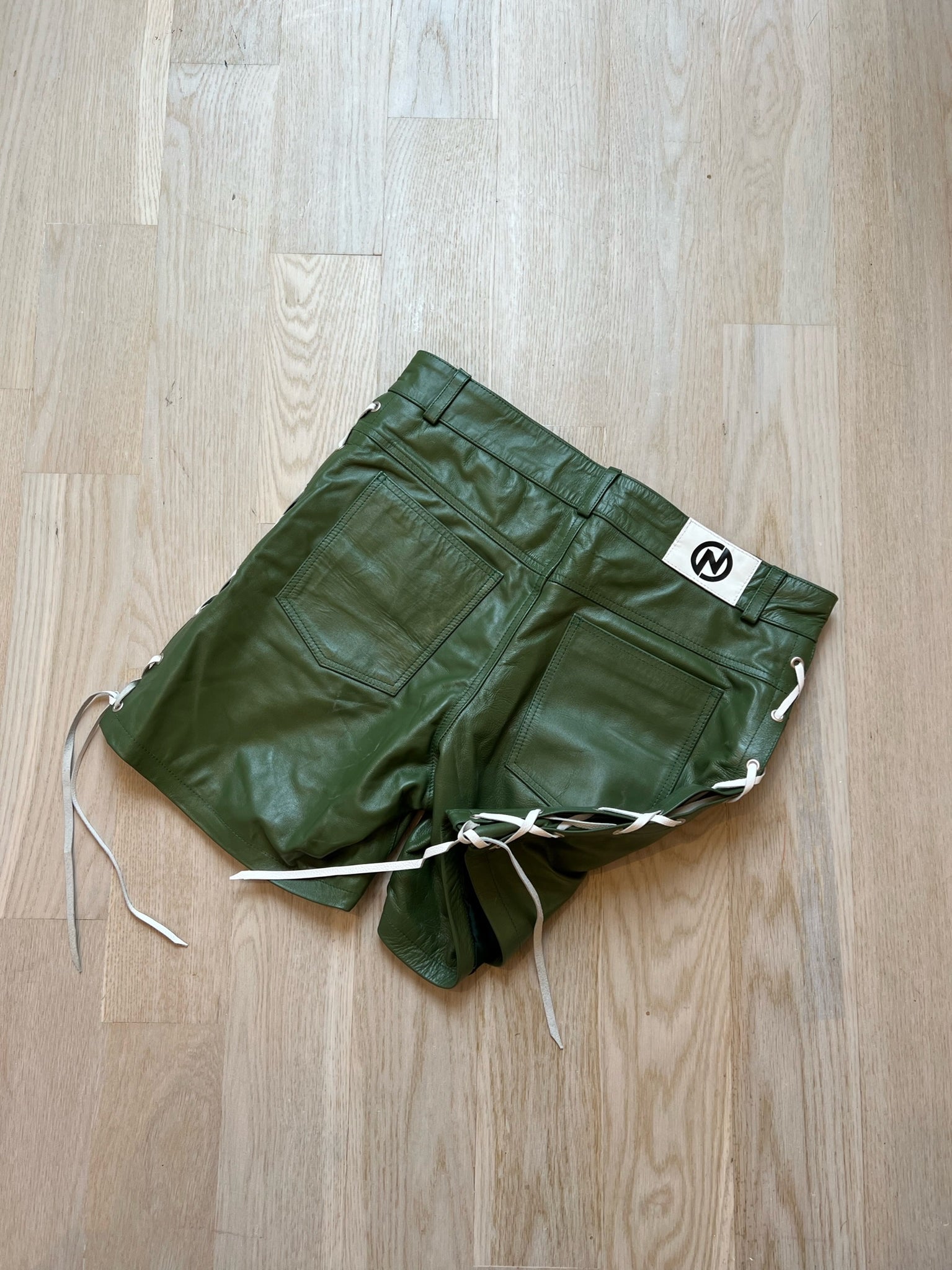 LACED LEATHER SHORTS OLIVE
