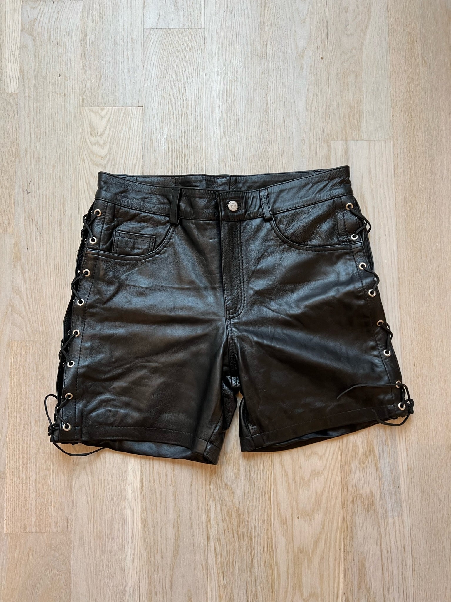 LACED LEATHER SHORTS BLACK